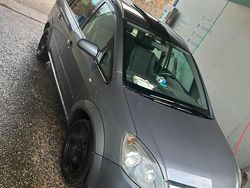Grau Gebraucht 2006 Opel Zafira Van / Kleinbus | 2.700 € (Etwas zu teuer)