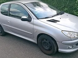 Silber Gebraucht 2005 Peugeot 206 Kleinwagen | 750 €