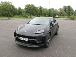 Schwarz Gebraucht 2024 Porsche Macan 4 Electric SUV | 82.900 €