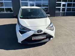 Weiß Gebraucht 2020 Toyota Aygo Kleinwagen | 9.450 € (Fairer Preis)