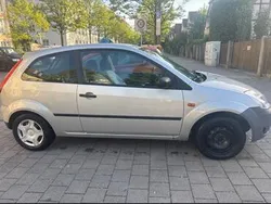 Grau Gebraucht 2002 Ford Fiesta Kleinwagen | 950 € (Fairer Preis)