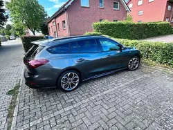 Grau Gebraucht 2023 Ford Focus ST-Line Limousine | 22.900 € (Fairer Preis)