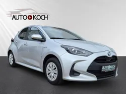 Silber Gebraucht 2021 Toyota Yaris Hybrid Comfort Limousine | 15.890 € (Fairer Preis)