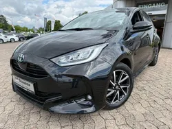 Schwarz Gebraucht 2022 Toyota Yaris Hybrid Team Limousine | 20.980 € (Fairer Preis)