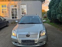 Grau Gebraucht 2004 Toyota Avensis Kombi | 2.350 €