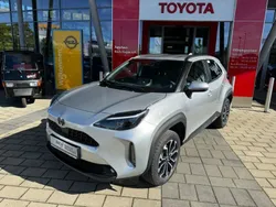 Shimmering silver Neu 2024 Toyota Yaris Cross Team SUV | 29.290 €