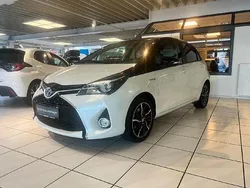Montblancweiß perleffekt / mysticschwarz mica Gebraucht 2015 Toyota Yaris Hybrid Basis Limousine | 13.500 € (Etwas zu teuer)