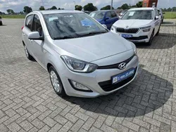 Sleek silver (metallic) Gebraucht 2012 Hyundai i20 Edition Limousine | 4.475 € (Etwas zu teuer)