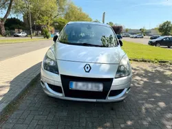 Silber Gebraucht 2011 Renault Scénic III Van / Kleinbus | 2.000 €