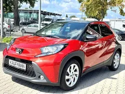 3u4)/ black mica (209) (rot Gebraucht 2023 Toyota Aygo Pulse Kleinwagen | 15.490 € (Guter Preis)