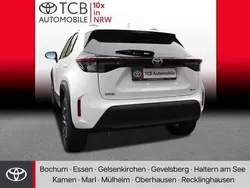 Schneeweiß Gebraucht 2024 Toyota Yaris Hybrid Plus | 26.449 € (Fairer Preis)