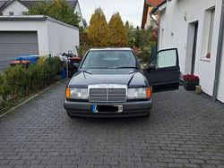 Blau Gebraucht 1988 Mercedes E200 Limousine | 2.180 €