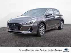 Braun / moon rock Gebraucht 2017 Hyundai i30 Trend Limousine | 11.990 € (Fairer Preis)