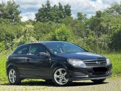 Schwarz Gebraucht 2005 Opel Astra GTC Cosmo Limousine | 2.000 € (Etwas zu teuer)