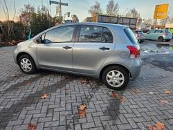 Grau Gebraucht 2009 Toyota Yaris Basis Limousine | 3.990 € (Fairer Preis)