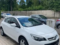 Weiß Gebraucht 2012 Opel Astra Edition Limousine | 3.999 € (Etwas zu teuer)