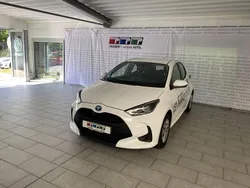 Schneeweiß Gebraucht 2023 Toyota Yaris Hybrid Comfort Limousine | 19.990 € (Fairer Preis)