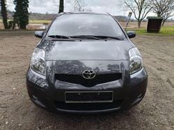 Grau Gebraucht 2009 Toyota Yaris Limousine | 2.850 € (Fairer Preis)