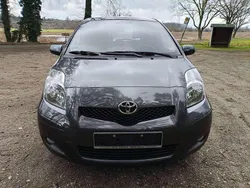 Grau Gebraucht 2009 Toyota Yaris Limousine | 2.850 € (Fairer Preis)
