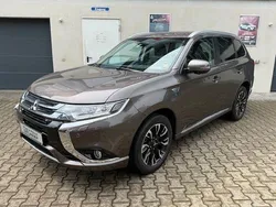 Braun Gebraucht 2017 Mitsubishi Outlander P-HEV Top SUV | 18.990 € (Guter Preis)