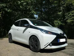 Weiß Gebraucht 2015 Toyota Aygo X-play Kleinwagen | 6.000 € (Guter Preis)