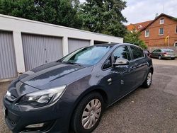 Grau Gebraucht 2013 Opel Astra Limousine | 6.400 € (Etwas zu teuer)