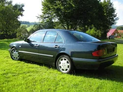 Blauschwarz / antra (metallic) Gebraucht 1998 Mercedes E200 Elegance Limousine | 2.990 €