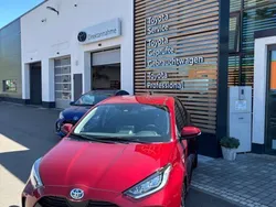 Rot Gebraucht 2021 Toyota Yaris Hybrid Comfort Limousine | 19.990 € (Fairer Preis)