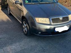 Grau Gebraucht 2004 Skoda Fabia Kleinwagen | 1.000 €