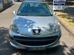 Silber Gebraucht 2009 Peugeot 207 Kleinwagen | 2.000 €