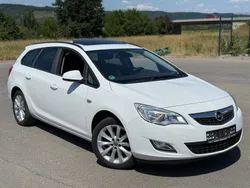 Weiß Gebraucht 2012 Opel Astra Kombi | 7.699 € (Etwas zu teuer)