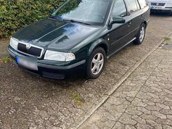 Grün Gebraucht 2002 Skoda Octavia Kombi | 1.200 € (Fairer Preis)