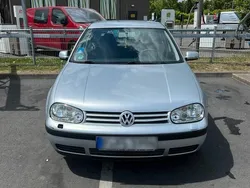 Grau Gebraucht 2002 VW Golf IV Kleinwagen | 1.500 €