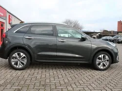 Grau Gebraucht 2021 Kia e-Niro 2 SUV | 21.288 € (Fairer Preis)