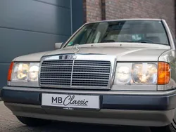 Rauchsilber Gebraucht 1991 Mercedes E230 Limousine | 9.900 €