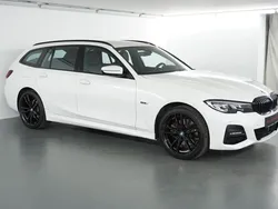 Alpinweiss iii Gebraucht 2021 BMW 320e M Sport Kombi | 27.800 € (Guter Preis)