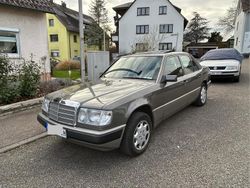 Grau Gebraucht 1991 Mercedes 200 Limousine | 5.900 €