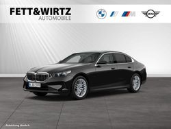 Saphirschwarz metallic Gebraucht 2024 BMW 520 Limousine | 48.779 € (Superpreis)