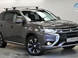 Braun Gebraucht 2016 Mitsubishi Outlander P-HEV Top Limousine | 24.899 € (Teuer)