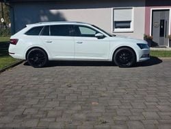 Weiß Gebraucht 2016 Skoda Superb Ambition Kombi | 14.890 € (Guter Preis)