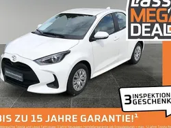 Weiß Gebraucht 2022 Toyota Yaris Comfort Limousine | 12.980 € (Fairer Preis)