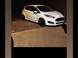 Weiß Gebraucht 2014 Ford Fiesta Kleinwagen | 7.500 € (Teuer)