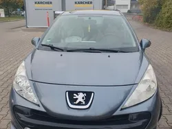 Grau Gebraucht 2009 Peugeot 207 Premium Limousine | 3.100 € (Etwas zu teuer)
