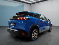 Blau Gebraucht 2022 Peugeot e-2008 SUV | 18.349 € (Guter Preis)