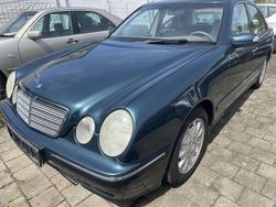 Grün Gebraucht 2000 Mercedes E200 Limousine | 2.999 € (Fairer Preis)