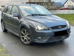 Grau Gebraucht 2007 Ford Focus Titanium Limousine | 1.490 € (Superpreis)