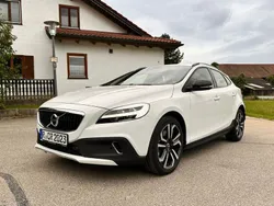 Weiß Gebraucht 2019 Volvo V40 CC Plus Kombi | 19.800 € (Fairer Preis)