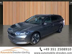 Grau graphitegrau metallic (metallic) Gebraucht 2024 Skoda Superb Selection Kombi | 39.980 € (Superpreis)