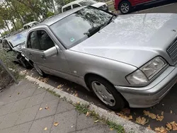 Grau Gebraucht 1999 Mercedes C220 Classic Limousine | 2.500 € (Fairer Preis)