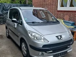 Grau Gebraucht 2006 Peugeot 1007 Kleinwagen | 2.000 € (Fairer Preis)